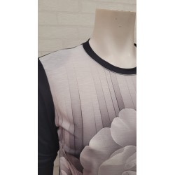 Camiseta gran flor negra